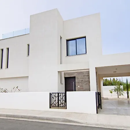 Queen Valentina Protaras