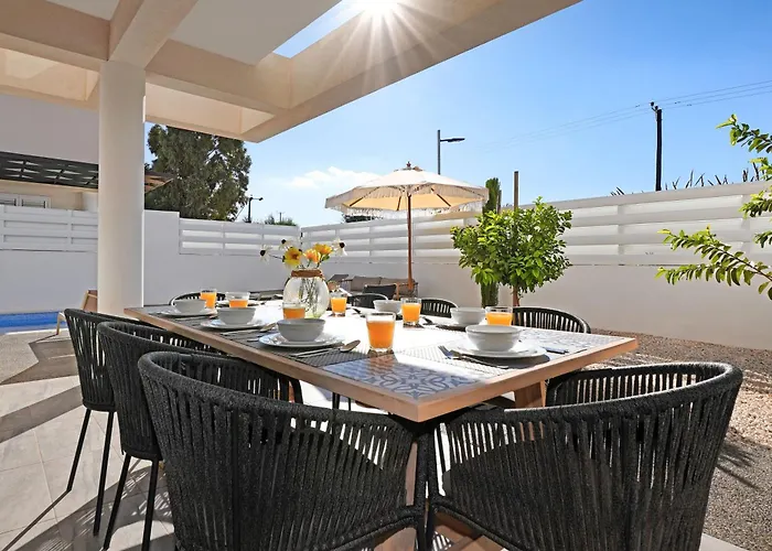 Queen Valentina Villa *