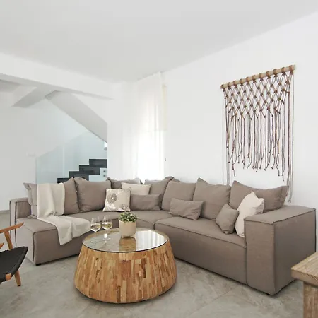 Queen Valentina Βίλα *