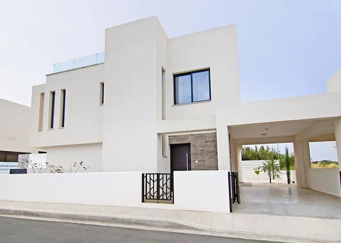 Queen Valentina Protaras